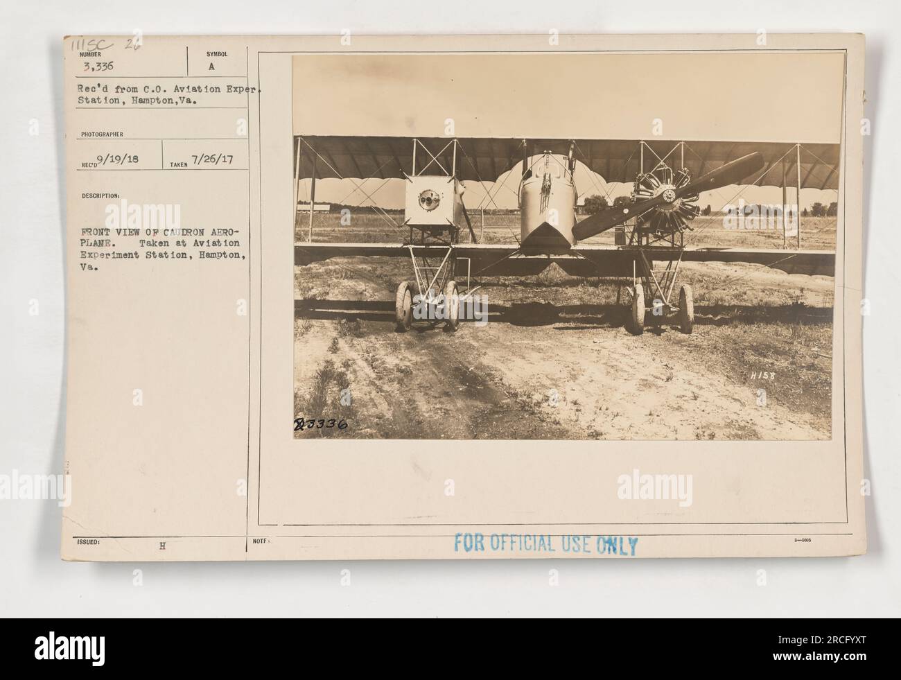 Vorderansicht eines Caudron-Flugzeugs, aufgenommen an der Aviation Experiment Station in Hampton, Virginia. Das Foto wurde am 19. September 1918 aufgenommen und trägt die Identifikationsnummer 111-SC-3336. Es wurde als „NUR FÜR DEN OFFIZIELLEN GEBRAUCH“ klassifiziert und war Teil der Sammlung, die die amerikanischen militärischen Aktivitäten während des Ersten Weltkriegs dokumentierte Stockfoto