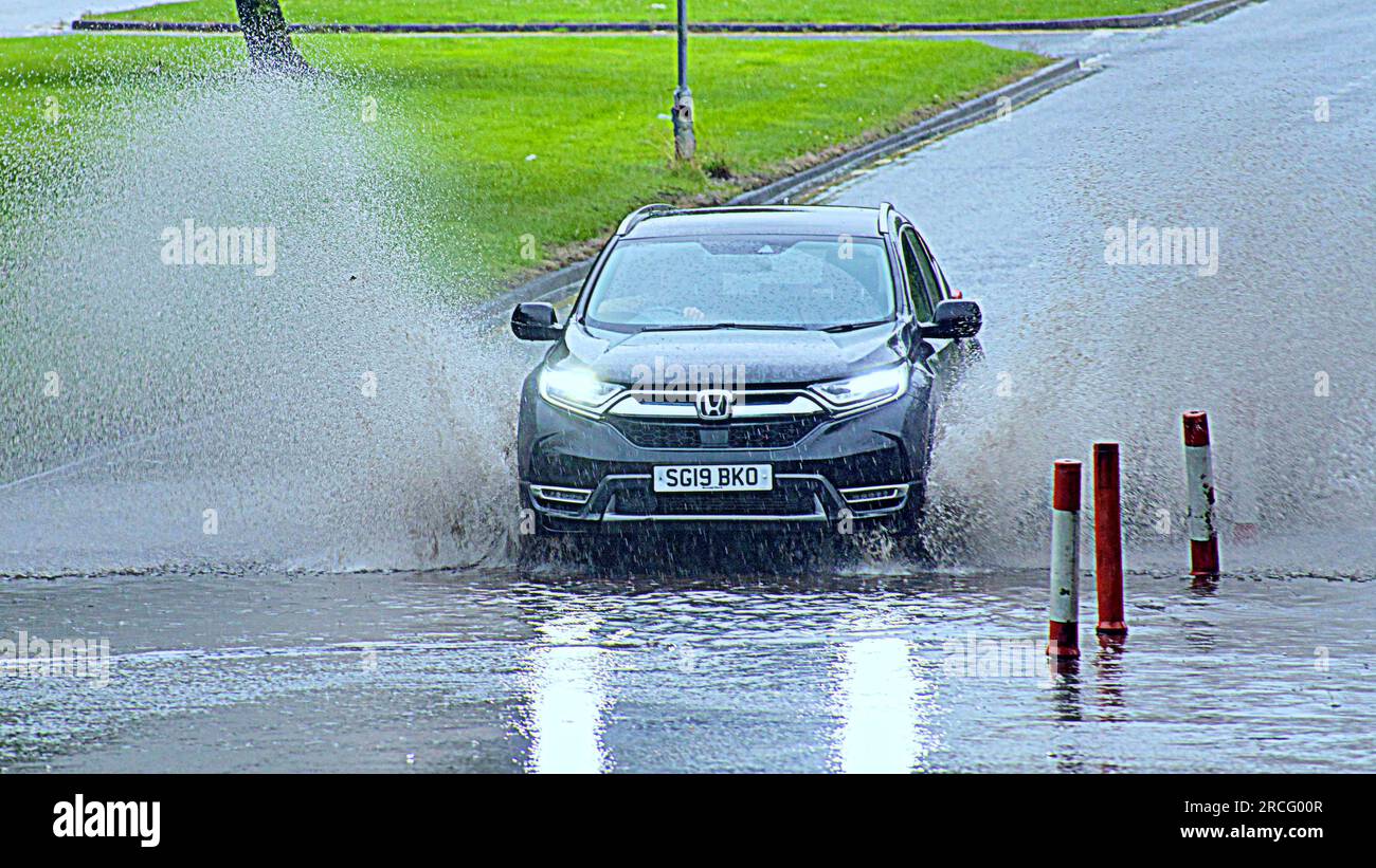 Glasgow, Schottland, Vereinigtes Königreich 14. Juli 2023. UK Weather: Bei starkem Regen kämpfte der Verkehr auf der Great Western Road auf der A82 durch Überschwemmungen, während die Stadt von Regen durchflutet wurde. Credit Gerard Ferry/Alamy Live News Stockfoto