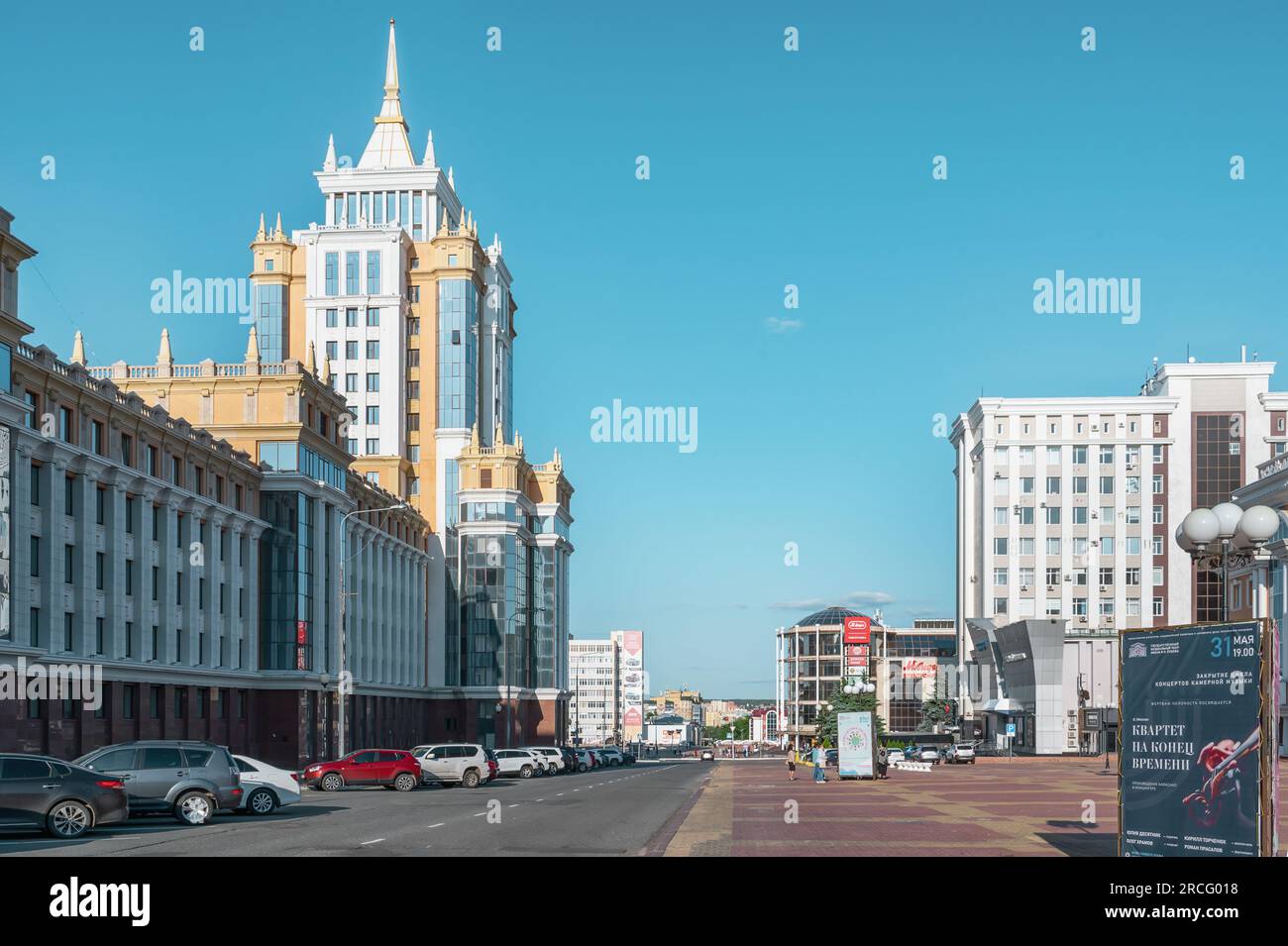 SARANSK, RUSSLAND - 4. JUNI 2023: Blick auf die Stadt Saransk, Bolschewistskaya Straße. Stockfoto