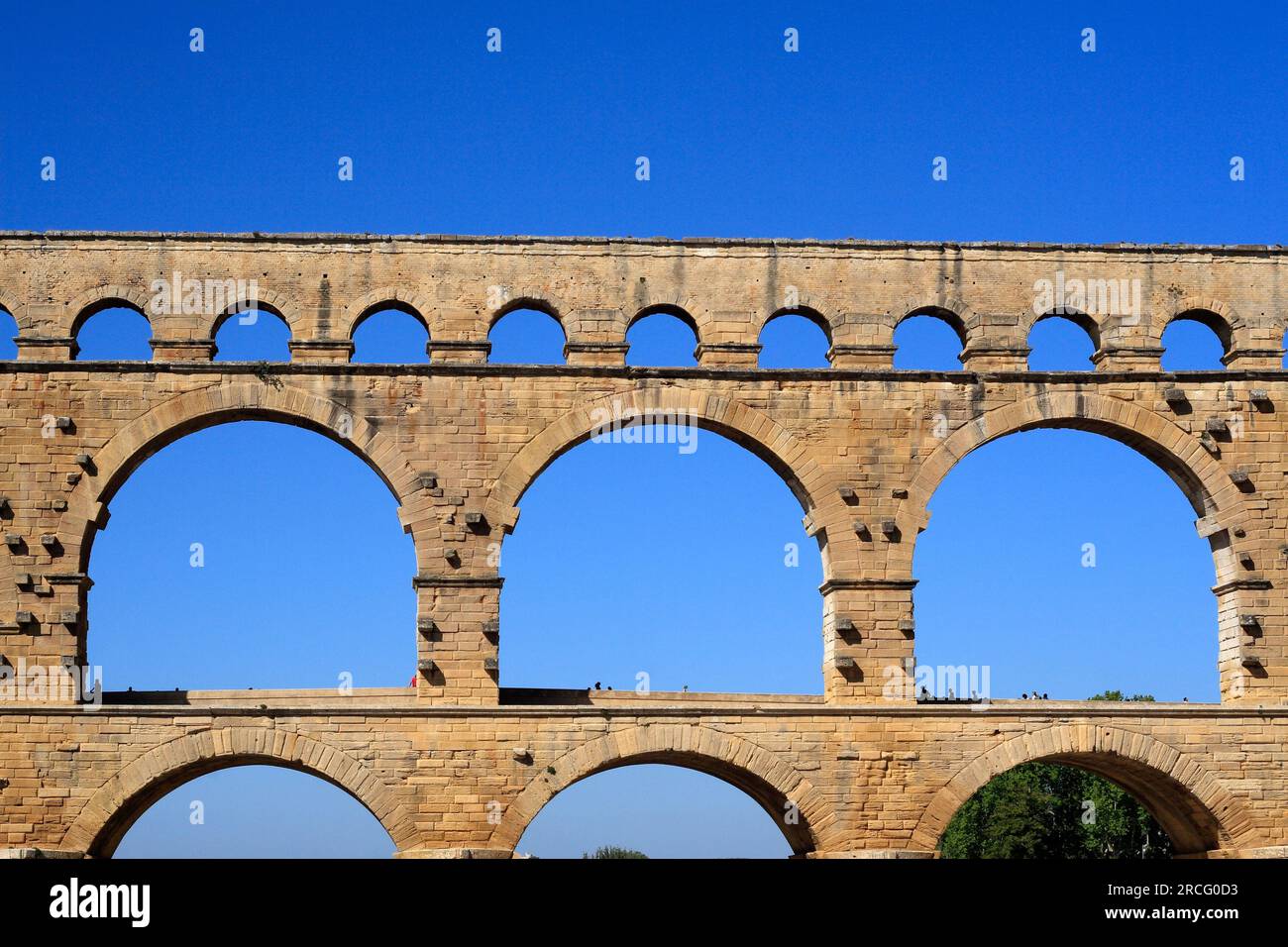 Die Pont du Gard ist die meistbesuchte antike Stätte in Frankreich. Remoulin, Occitanie, Frankreich Stockfoto