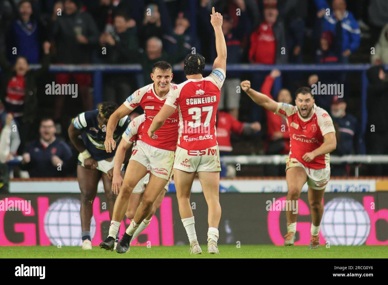 Leeds, Großbritannien. 14. Juli 2023. Headingley Stadium, Leeds, West Yorkshire, 14. Juli 2023 Betfred Super League Leeds Rhinos gegen Hull KR Brad Schneider von Hull KR feiert das siegreiche Drop-Tor und gewinnt das Spiel 19-18 in goldener Verlängerung gegen Leeds Rhinos Credit: Touchlinepics/Alamy Live News Stockfoto