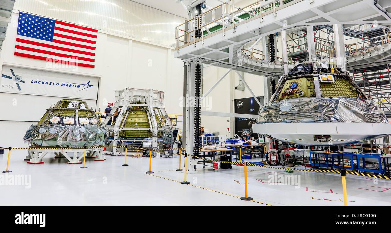 KSC, Florida, USA. 14. Juli 2023. DATEI: Die Orion-Raumschiffe für die NASA-Missionen Artemis II (rechts), Artemis III (links) und Artemis IV (Mitte) sind nebeneinander in der Hochbucht des Neil Armstrong Operations and Checkout Building im Kennedy Space Center der NASA in Florida am 23. Juni 2023 stationiert. Jede Kapsel befindet sich in einer anderen Produktionsphase, während Techniker und Ingenieure das Raumschiff vorbereiten, um Astronauten auf ihren kommenden Flügen zum und um den Mond zu transportieren. Kredit: Marie Reed/NASA/ZUMA Press Wire/ZUMAPRESS.com/Alamy Live News Stockfoto