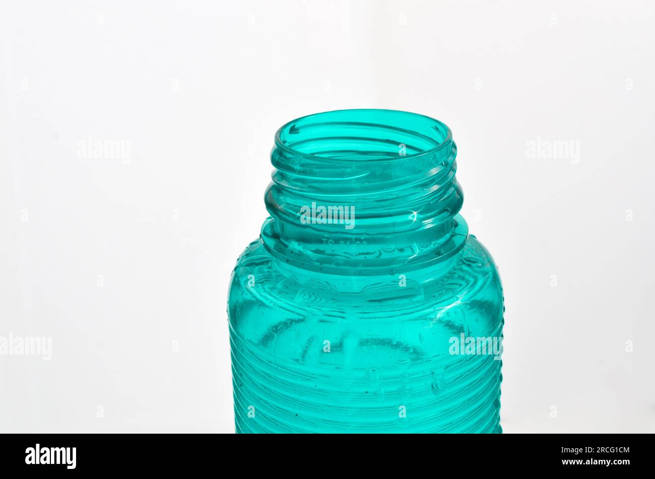 Blaue Wasserflasche Nahaufnahme, perfekt für Athleten, die auf der Suche nach Feuchtigkeit und Balance sind. Das Geheimnis außergewöhnlicher Leistung. Stockfoto