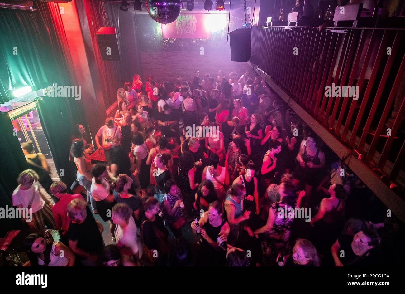 Stuttgart, Deutschland. 14. Juli 2023. Zahlreiche Frauen genießen den Abend und tanzen beim Debüt der Partyserie „Mama ging Tanz“ im Club Schocken im Zentrum von Stuttgart. Feiern, wenn die Kinder schlafen - das ist es, was die Partyserie 'Mama ging tanzen' den Müttern in Baden-Württemberg zum ersten Mal am Freitagabend ermöglicht hat. Kredit: Christoph Schmidt/dpa/Alamy Live News Stockfoto