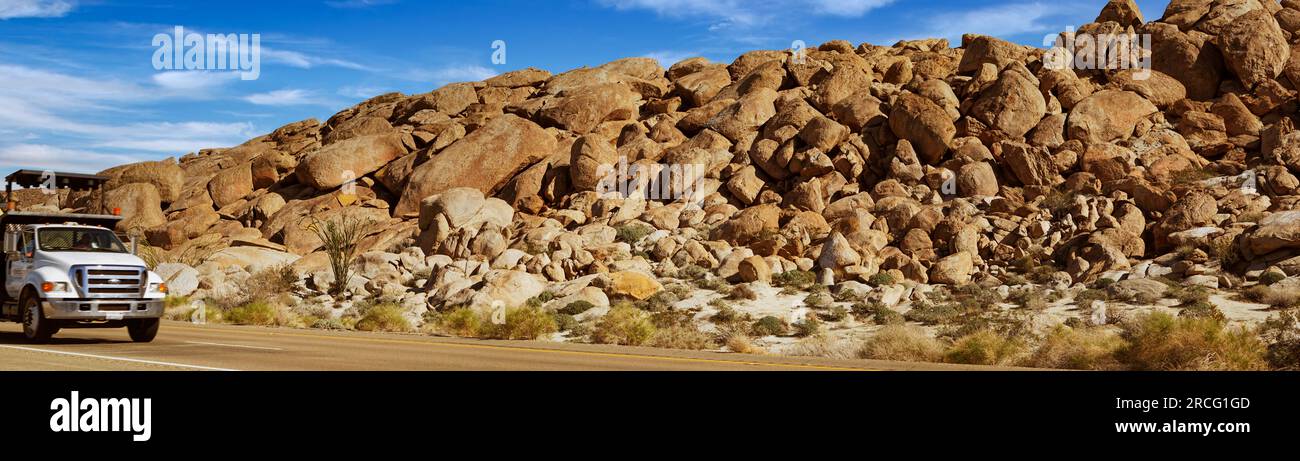 LKW auf Straße in der Wüste Stockfoto