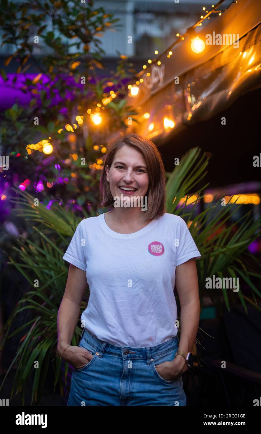 Stuttgart, Deutschland. 14. Juli 2023. Luisa Mardaus, Organisatorin der Partyserie „Mama ging tanzen“, steht vor dem Club Schocken im Zentrum von Stuttgart. Feiern, wenn die Kinder schlafen - das ist es, was die Partyserie 'Mama ging tanzen' den Müttern in Baden-Württemberg zum ersten Mal am Freitagabend ermöglicht hat. Kredit: Christoph Schmidt/dpa/Alamy Live News Stockfoto
