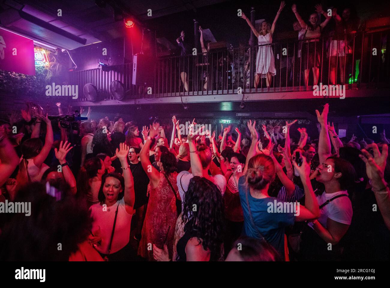 Stuttgart, Deutschland. 14. Juli 2023. Zahlreiche Frauen genießen den Abend und tanzen beim Debüt der Partyserie „Mama ging Tanz“ im Club Schocken im Zentrum von Stuttgart. Feiern, wenn die Kinder schlafen - das ist es, was die Partyserie 'Mama ging tanzen' den Müttern in Baden-Württemberg zum ersten Mal am Freitagabend ermöglicht hat. Kredit: Christoph Schmidt/dpa/Alamy Live News Stockfoto