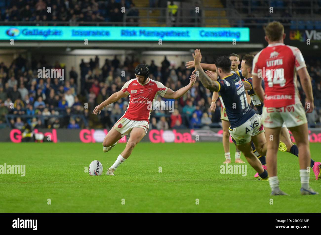 Brad Schneider #37 von Hull KR erzielt beim Spiel Leeds Rhinos gegen Hull KR in der Betfred Super League Runde 19 im Headingley Stadium, Leeds, Großbritannien, 14. Juli 2023 ein goldenes Punktetor (Foto von Craig Cresswell/News Images) Stockfoto