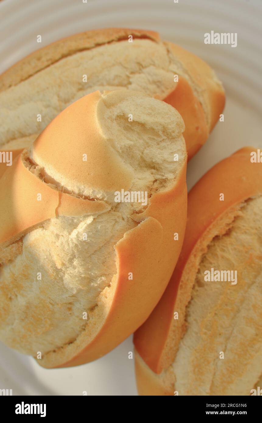 Geschmack und Frische vereinen sich in dieser Nahaufnahme von französischem Brot, perfekt für einen schnellen Snack. Stockfoto