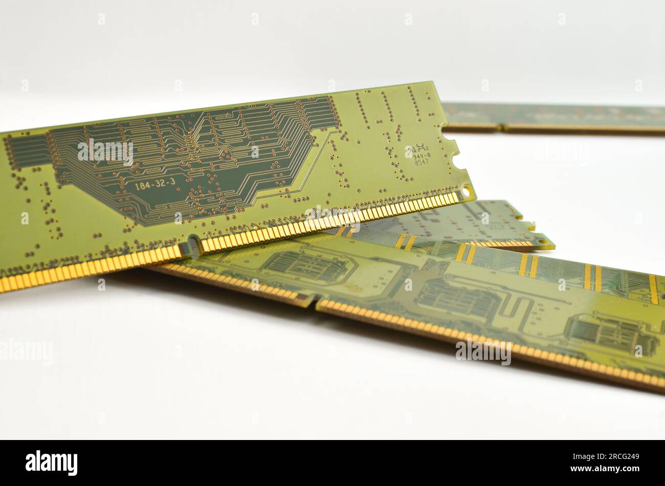 Vervollständigung eines DDR4-GB-RAM-Speichers mit einem hellen Hintergrund, der den technologischen Fortschritt und die Verarbeitungsgeschwindigkeit in modernen Geräten symbolisiert. Stockfoto