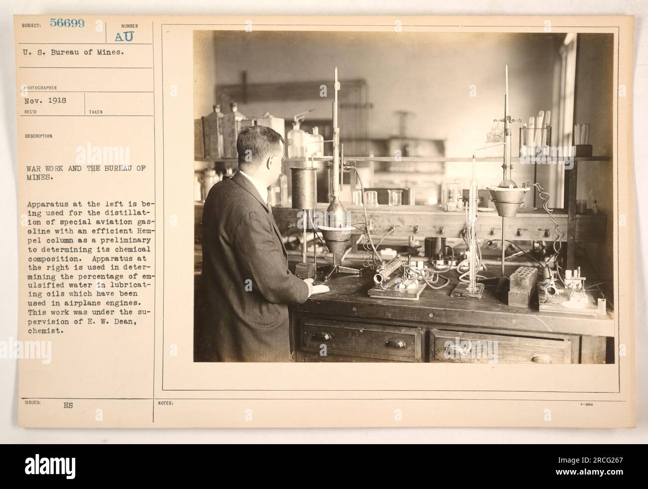 Der Apparat auf der linken Seite destilliert Spezialbenzin. Der Apparat an der rechten Seite testet Schmieröle auf den prozentualen Anteil emulgierten Wassers. Diese Arbeit wurde von dem Chemiker E. W. Dean überwacht. Stockfoto