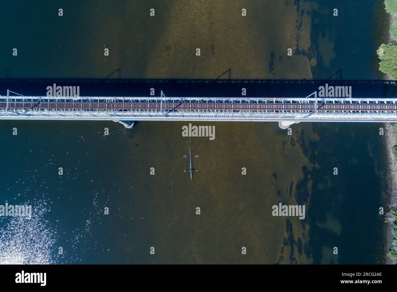 Blick von oben auf die internationale Brücke über den Fluss Minho zwischen der spanischen Stadt TUI und der portugiesischen Stadt Valencia do Minho. Stockfoto