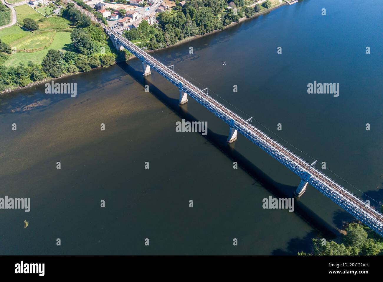 Luftaufnahme der internationalen Brücke über den Fluss Minho zwischen der spanischen Stadt TUI und der portugiesischen Stadt Valencia do Minho. Stockfoto