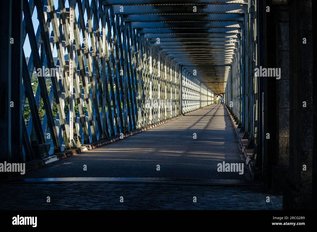 Internationale Brücke über den Fluss Minho zwischen TUI und Valencia do Minho von der portugiesischen Seite Stockfoto