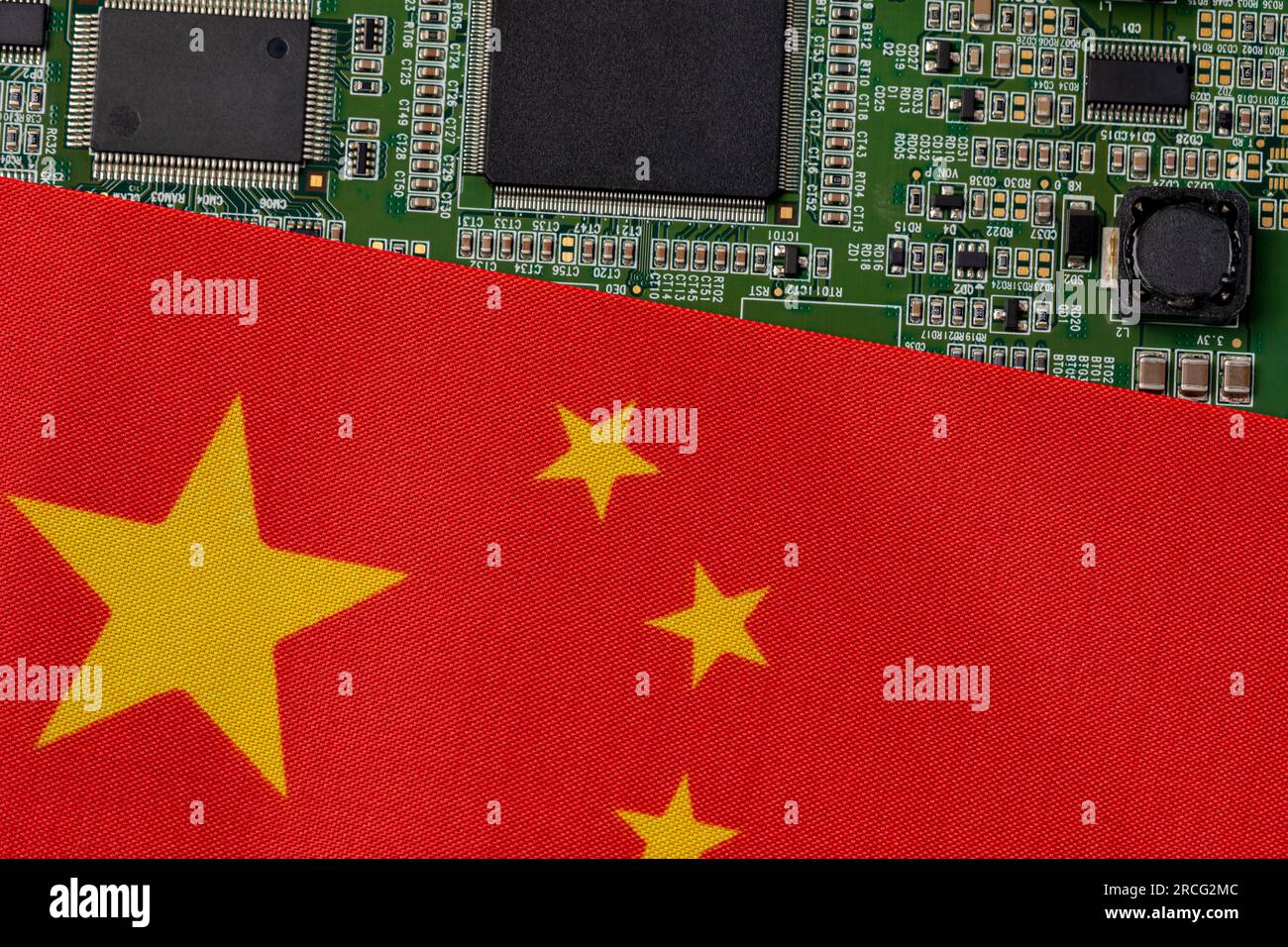 Chinesische Flagge mit integrierter Leiterplatte. Halbleiterknappheit, Exportkontrollen, Sanktionen und Produktionskonzept Stockfoto
