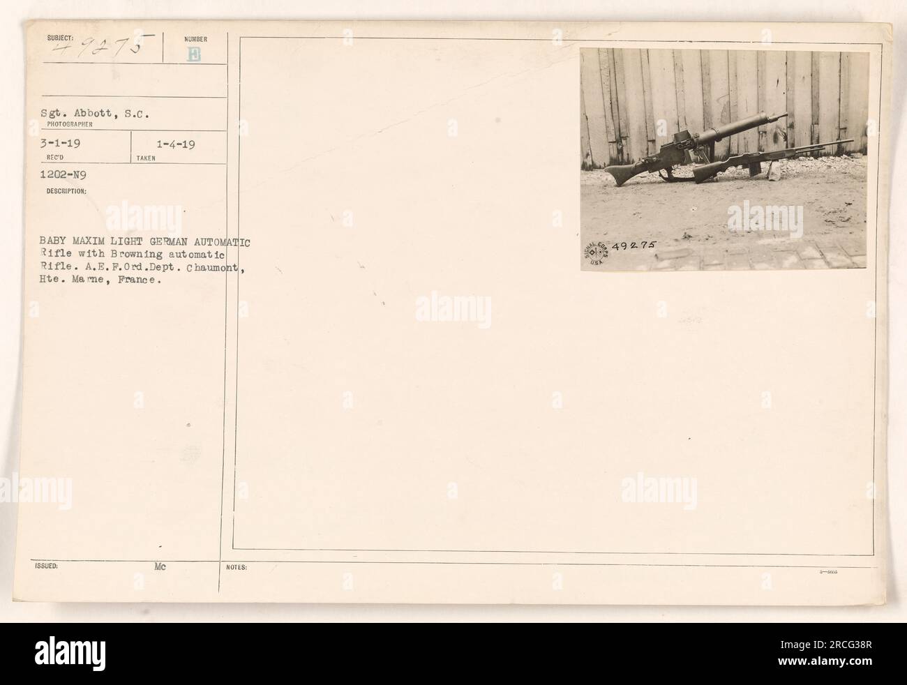 Deutsche Soldaten mit ihren automatischen Gewehren während des Kampfes in Marne, Frankreich. Das Foto, das Sergeant Abbott am 1. März 1919 aufgenommen hat, zeigt das deutsche Baby Maxim Light-Gewehr mit einem Browning-Gewehr. Dieses Bild ist Teil der RECO 1202-N9 Kollektion, herausgegeben am 4. Januar 1919 von der A.E.F. Ordinance Department in Chaumont, hte. Marne, Frankreich. Die abgebildeten Gewehre spielten im Ersten Weltkrieg eine wichtige Rolle." Stockfoto