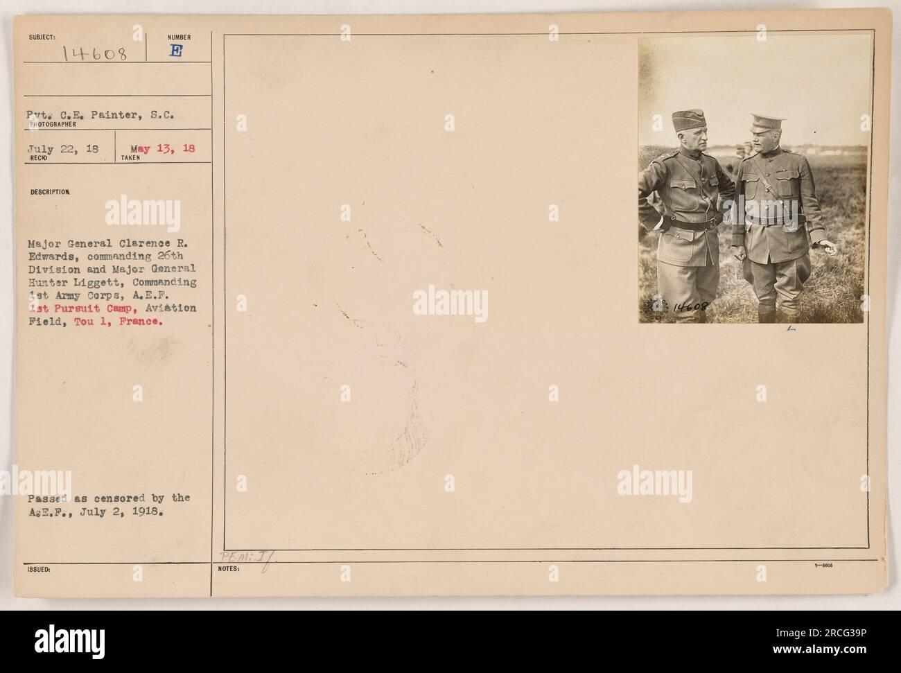 Das Bild zeigt Major General Clarence R. Edwards, Befehlshaber der 26. Division, und Major General Hunter Liggett, Befehlshaber des 1. Armeekorps, A.E.F., im 1. Verfolgungslager, Aviation Field, Tou 1, Frankreich im 1. Weltkrieg Das Foto wurde am 22. Juli 1918 aufgenommen und am 13. Mai 1918 ausgestellt. Es wurde am 2. Juli 1918 von der A.E.P. genehmigt. Stockfoto