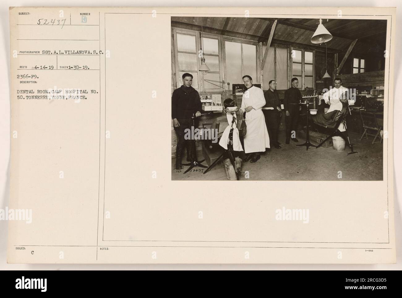 „Auf diesem Foto, aufgenommen am 30. Januar 1919, sehen wir die Zahnarztpraxis im Camp Krankenhaus Nr. 50 in Tonnerre, Yonne, Frankreich. Der Raum scheint gut ausgestattet zu sein mit zahnärztlichen Stühlen und anderen zahnärztlichen Instrumenten. Das Bild wurde von Sergeant A. L. Villanova vom Signalkorps aufgenommen. Stockfoto