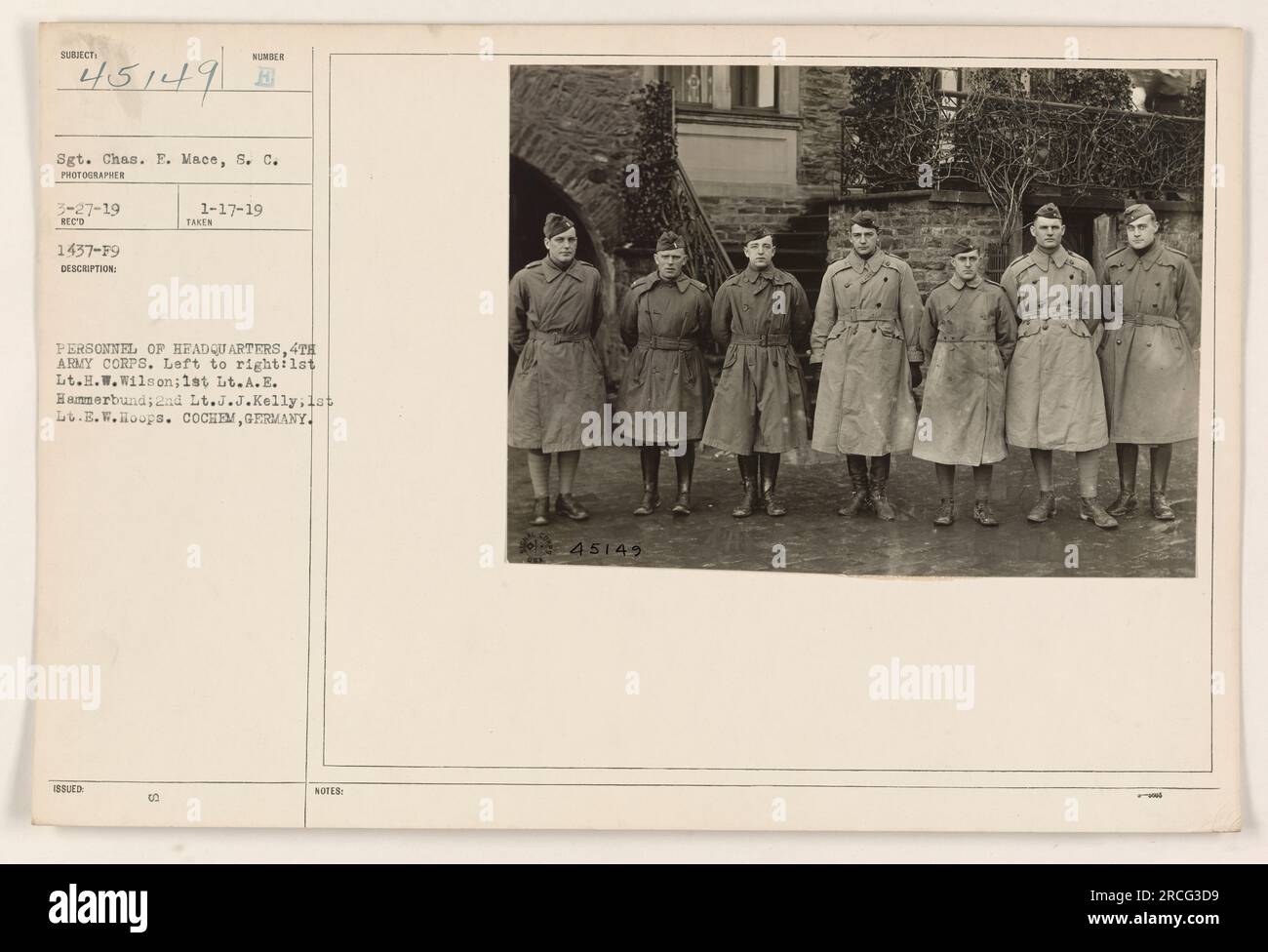 Personal des Hauptquartiers, 4. Armeekorps in Cochem, Deutschland. Von links nach rechts: 1. LT. H.W. Wilson, 1. Leutnant A.E. Hammerbund, 2. Leutnant J.J. Kelly, 1. Leutnant E.W. Hoops. Das Foto wurde am 17. Januar 1919 aufgenommen. Feldwebel Chas. E. Mace erscheint ebenfalls im Bild. Stockfoto