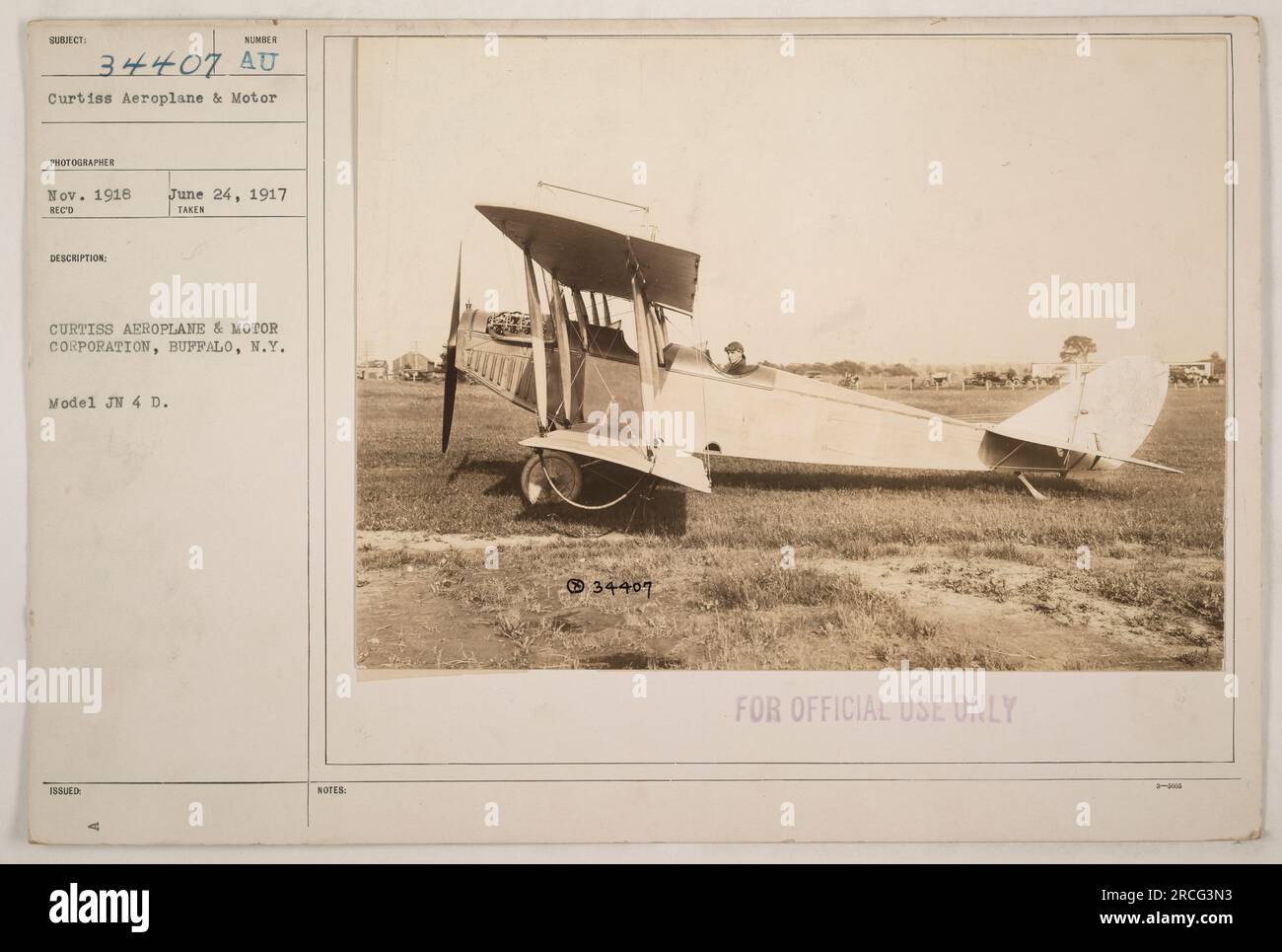 A Curtiss Aeroplane & Motor Corporation's Model JN 4 D in Buffalo, New York, während des Ersten Weltkriegs. Dieses Bild zeigt das Flugzeug vom 24. Juni 1917. Im November 1918 von einem offiziellen Fotografen fotografiert. Bitte beachten Sie, dass dieses Foto die Nummer 34407 trägt und nur zur amtlichen Verwendung herausgegeben wurde. Stockfoto