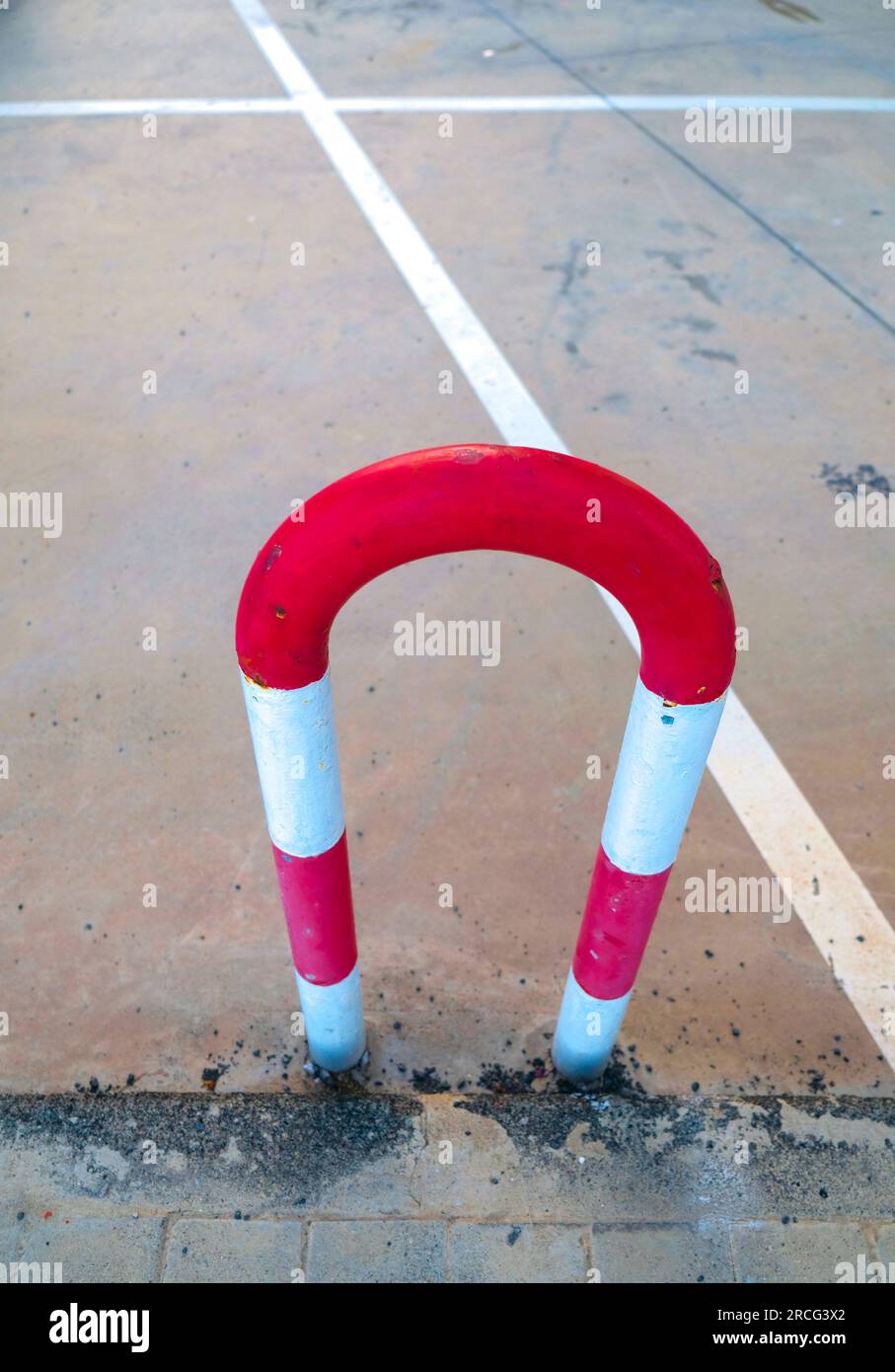 Parkplatzbegrenzung in einem städtischen Bereich. Stockfoto