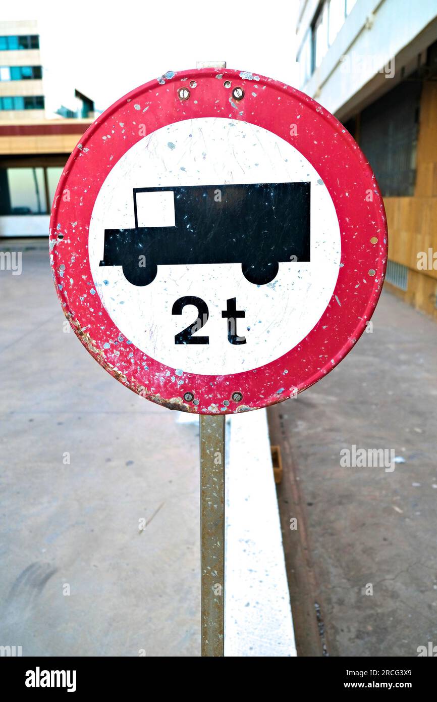 Straßenschild mit einem Lastwagengewicht. Stockfoto