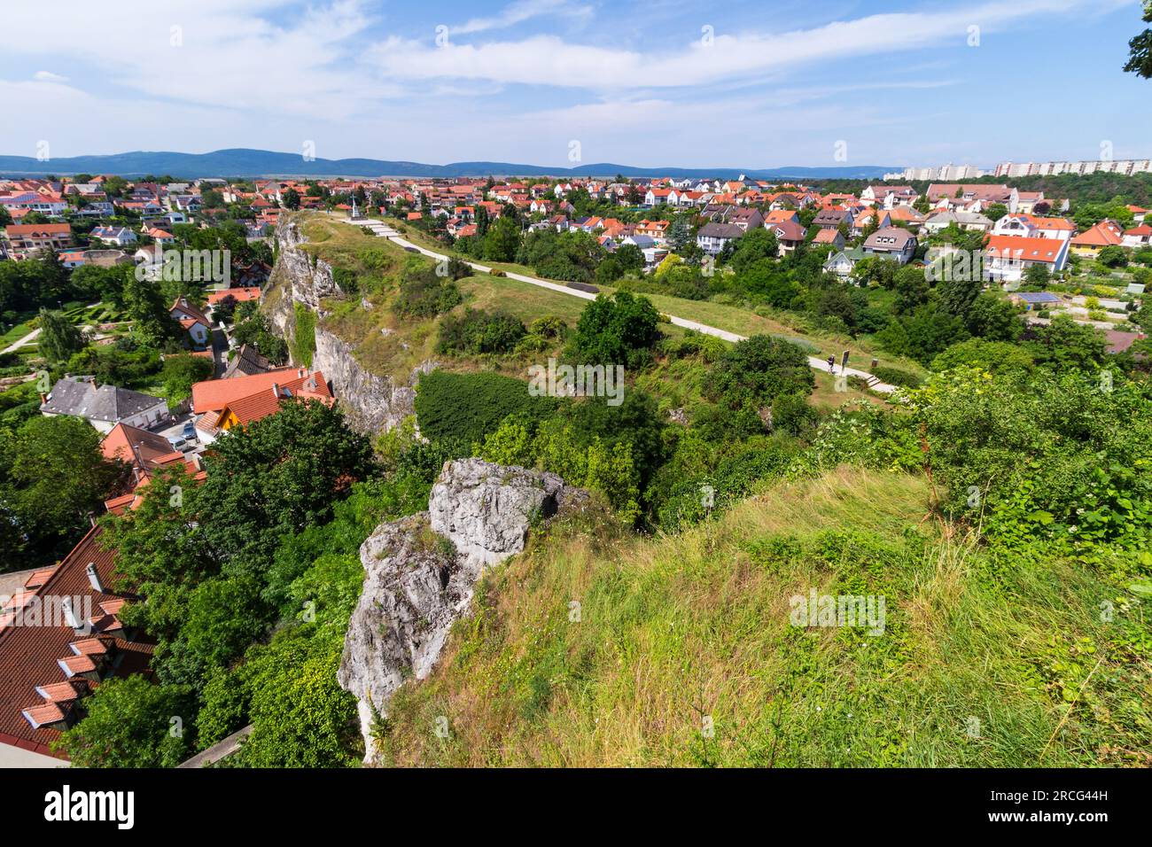 Stadtbild mit Benedek-hegy (Benedikt-Hügel), Burgviertel, Veszprem, Ungarn Stockfoto