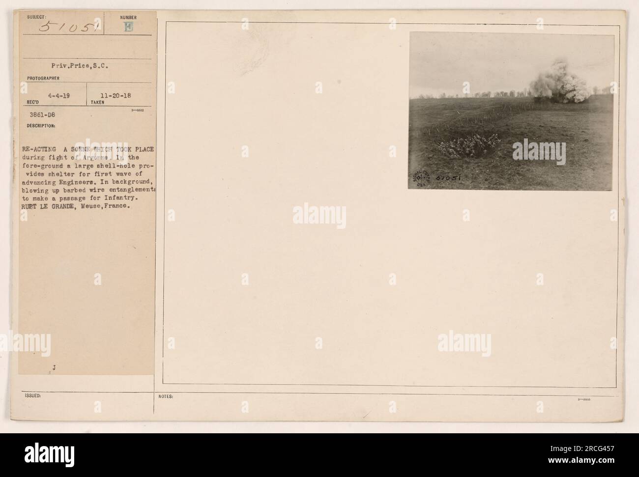 Erste Welle fortschrittlicher Ingenieure, die Schutz in einem großen Muschelloch suchten, während eine Szene aus der Schlacht von Argonne nachgestellt wurde. Im Hintergrund werden Soldaten gesehen, die Stacheldraht-Verwicklungen in die Luft sprengen, um eine Passage für die Infanterie zu schaffen. Lage: Rupt Le Grande, Meuse, Frankreich. (70-51) Stockfoto