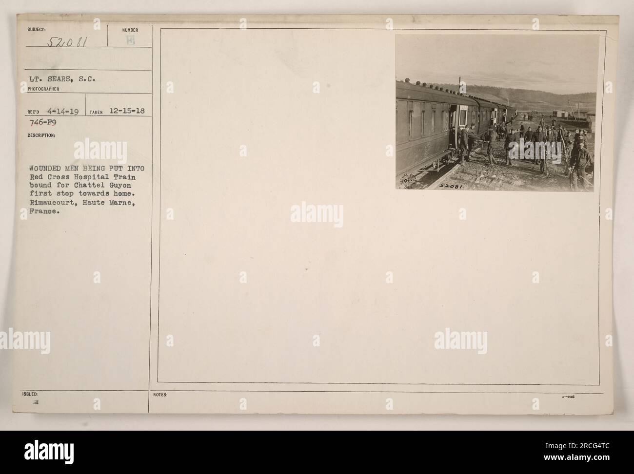 Bildunterschrift: Verwundete Soldaten werden in einen Rotkreuz-Krankenhauszug in Rimaucourt, Frankreich, geladen, um zum Chattel Guyon transportiert zu werden, ihr erster Schritt auf dem Weg nach Hause. Dieses Foto wurde von LT. Sears, S.C. aufgenommen und ist unter Subjekt 52081 in der Sammlung amerikanischer Militäraktivitäten während des Ersten Weltkriegs eingeteilt. Stockfoto