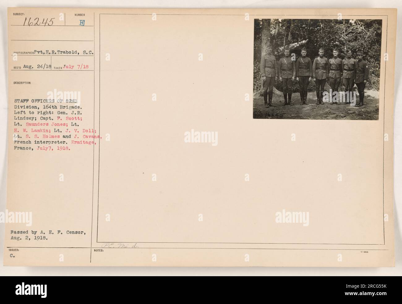 Stabsoffiziere der 82. Division, 164. Brigade, sind auf diesem Foto abgebildet, das am 7. Juli 1918 in Ermitage, Frankreich, aufgenommen wurde. Von links nach rechts: General J.R. Lindsey, Captain P. Scott, Leutnant Saunders Jones, Leutnant C. H. W. Lamkin, Leutnant J. V. Doll, Leutnant S. S. Holmes und J. Cavans, französischer Dolmetscher. Das Foto wurde von Pvt. E. R. Trabold aufgenommen und am 24. August 1918 empfangen und am 2. August 1918 vom A. E. P. Censor genehmigt. Stockfoto