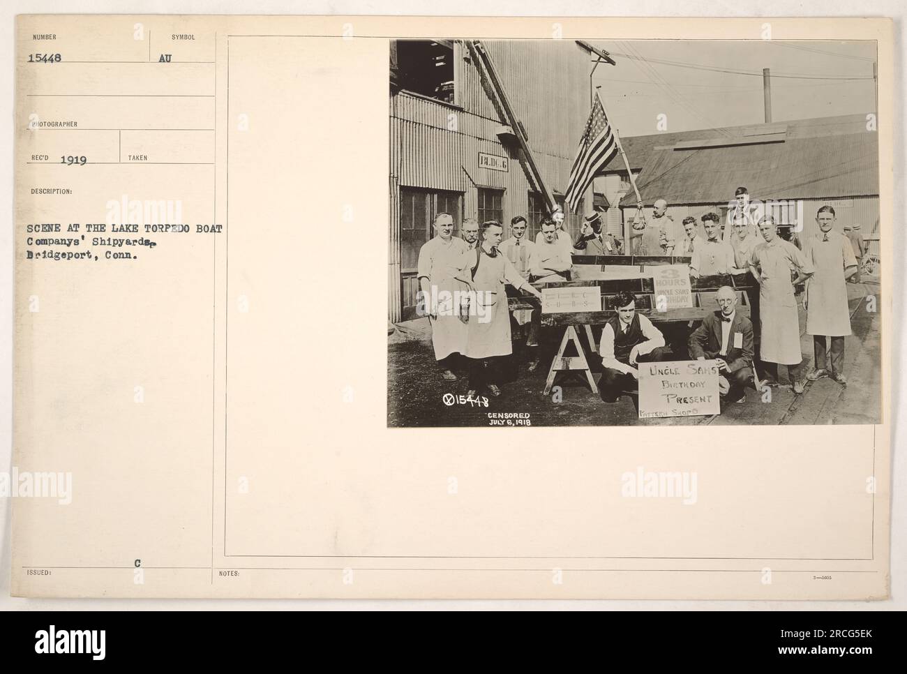 Ein Foto, das 1919 auf den Werften der Lake Torpedo Boat Company in Bridgeport, Connecticut, aufgenommen wurde. Das Bild zeigt eine Szene von Arbeitern, die an Schiffbauaktivitäten beteiligt sind. Das Foto wurde am 8. Juli 1918 zensiert. Die Bedeutung des Bildes hängt mit dem Beitrag der Werft zum Militär im Ersten Weltkrieg zusammen Stockfoto