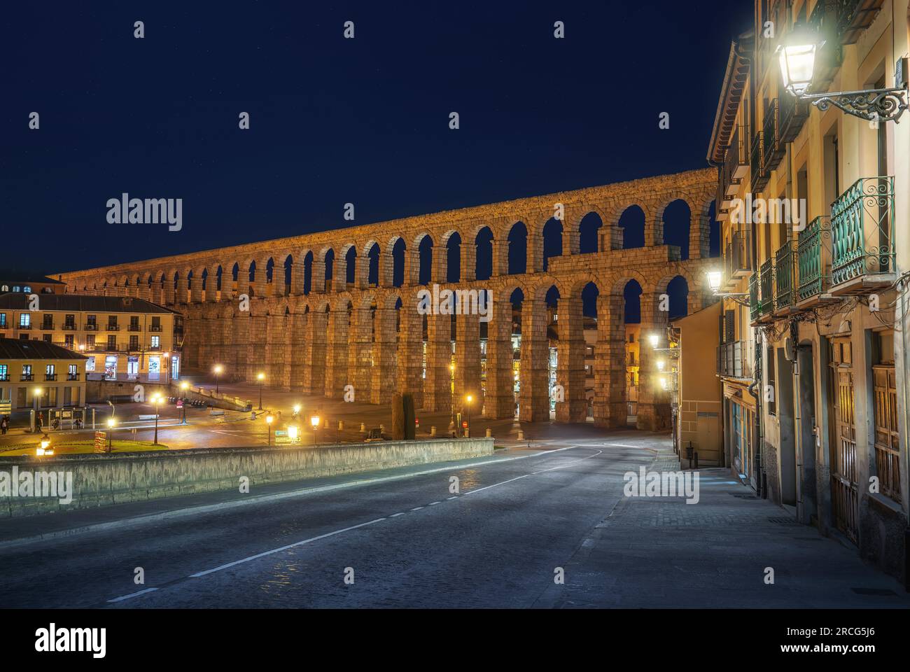 Aquädukt von Segovia bei Nacht - Segovia, Spanien Stockfoto