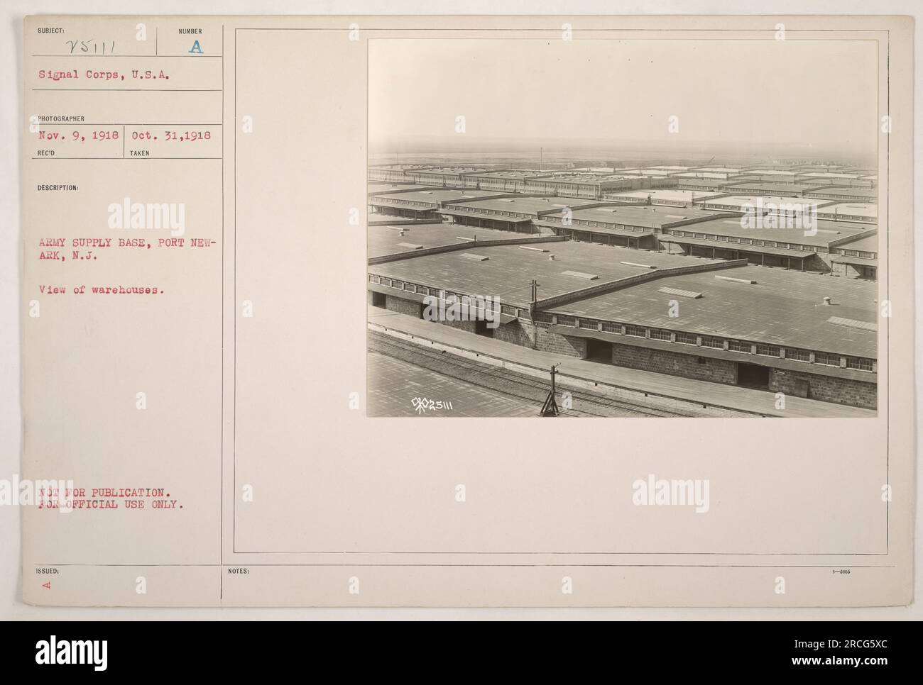 Ein Blick auf die Lagerhäuser der Army Supply Base in Port Newark, New Jersey während des Ersten Weltkriegs. Dieses Foto wurde am 31. Oktober 1918 von einem Fotografen des Signal Corps, USA, aufgenommen Es ist nicht zur Veröffentlichung vorgesehen und nur zur amtlichen Verwendung bestimmt. Stockfoto