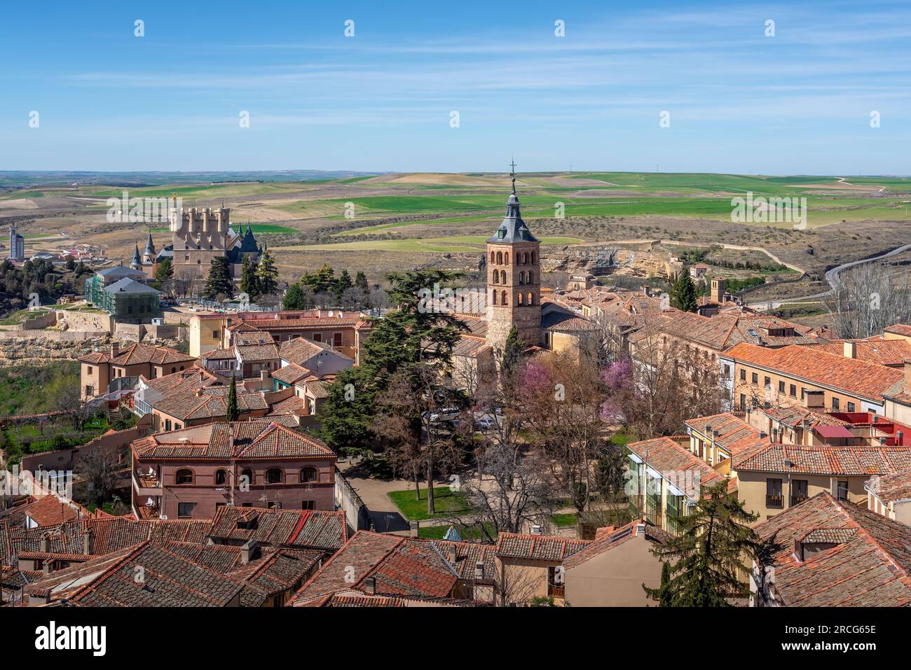 Luftaufnahme von Segovia mit Kirche San Andres und Alcazar - Segovia, Spanien Stockfoto