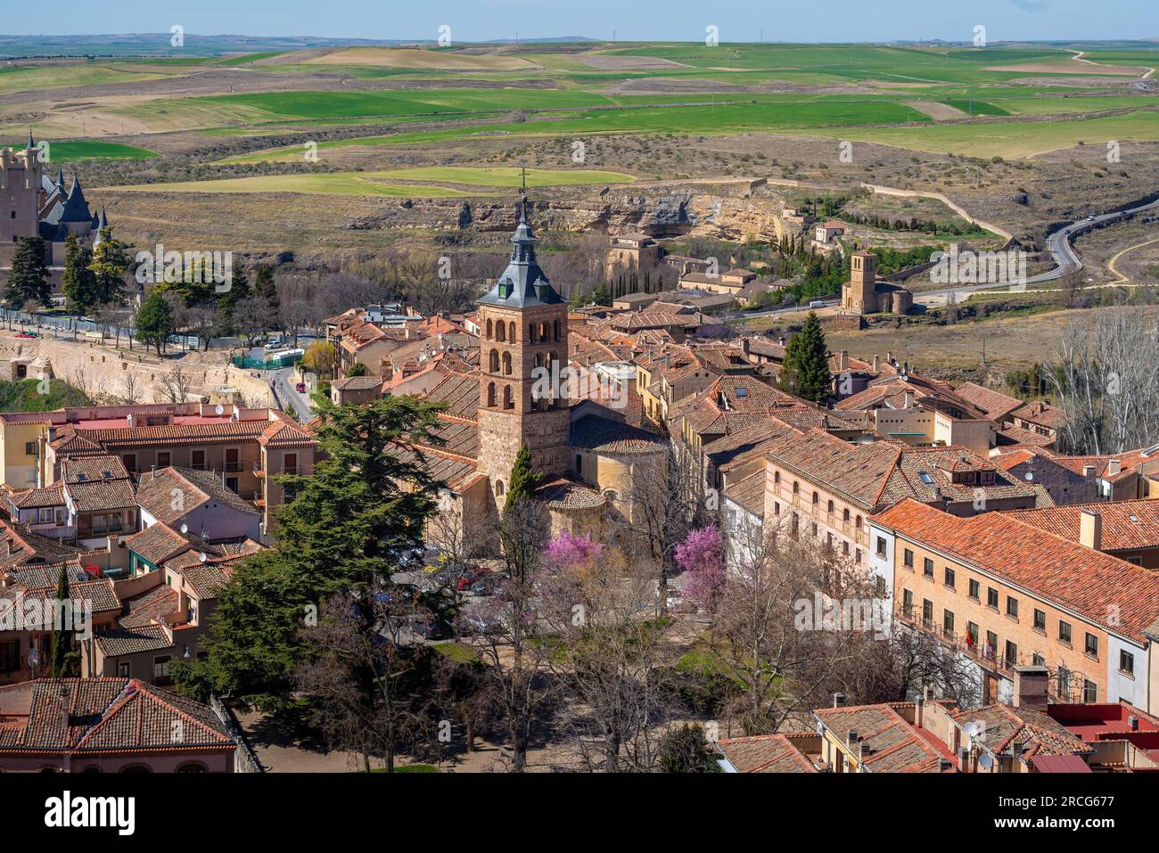 Luftaufnahme von Segovia mit San Andres Kirche - Segovia, Spanien Stockfoto