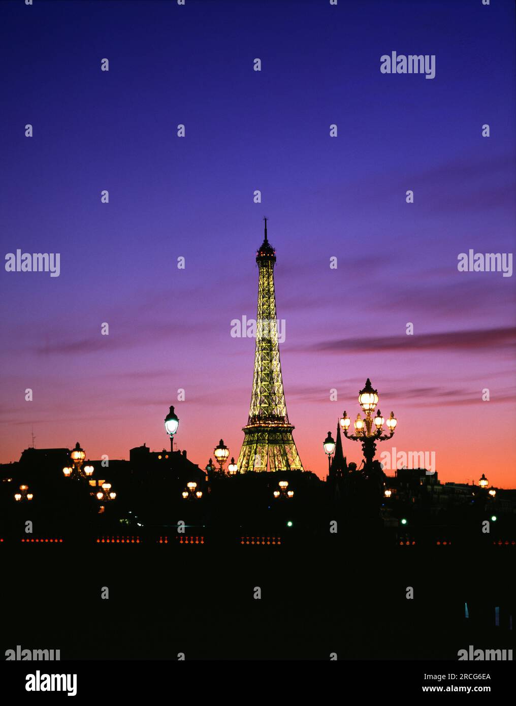 Eiffelturm in der Abenddämmerung, Paris, Frankreich Stockfoto