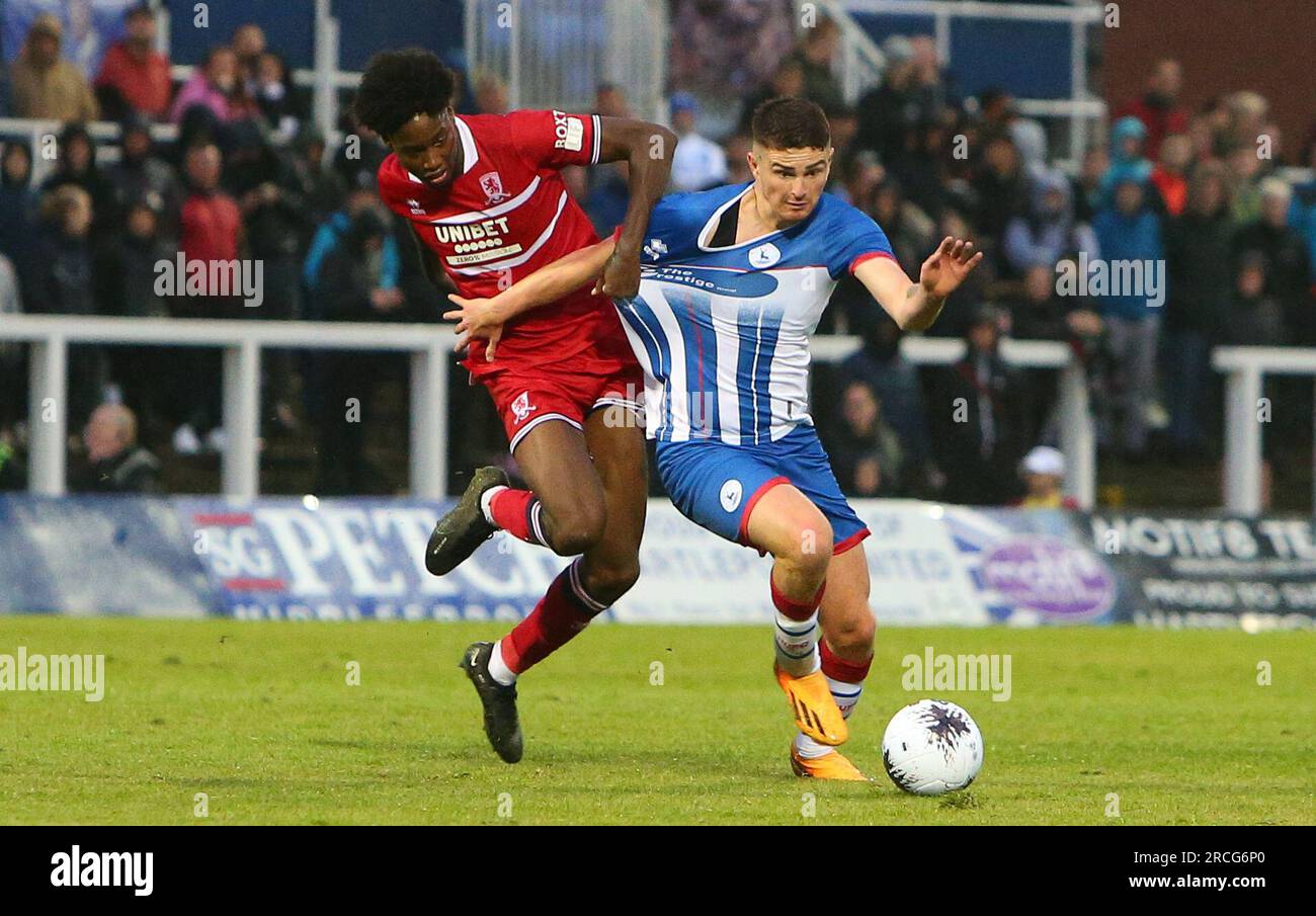 Jake Hastie von Hartlepool United wird am Freitag, den 14. Juli 2023, während des vor der Saison stattfindenden Freundschaftsspiels zwischen Hartlepool United und Middlesbrough im Victoria Park, Hartlepool, geschändet. (Foto: Michael Driver | MI News) Guthaben: MI News & Sport /Alamy Live News Stockfoto