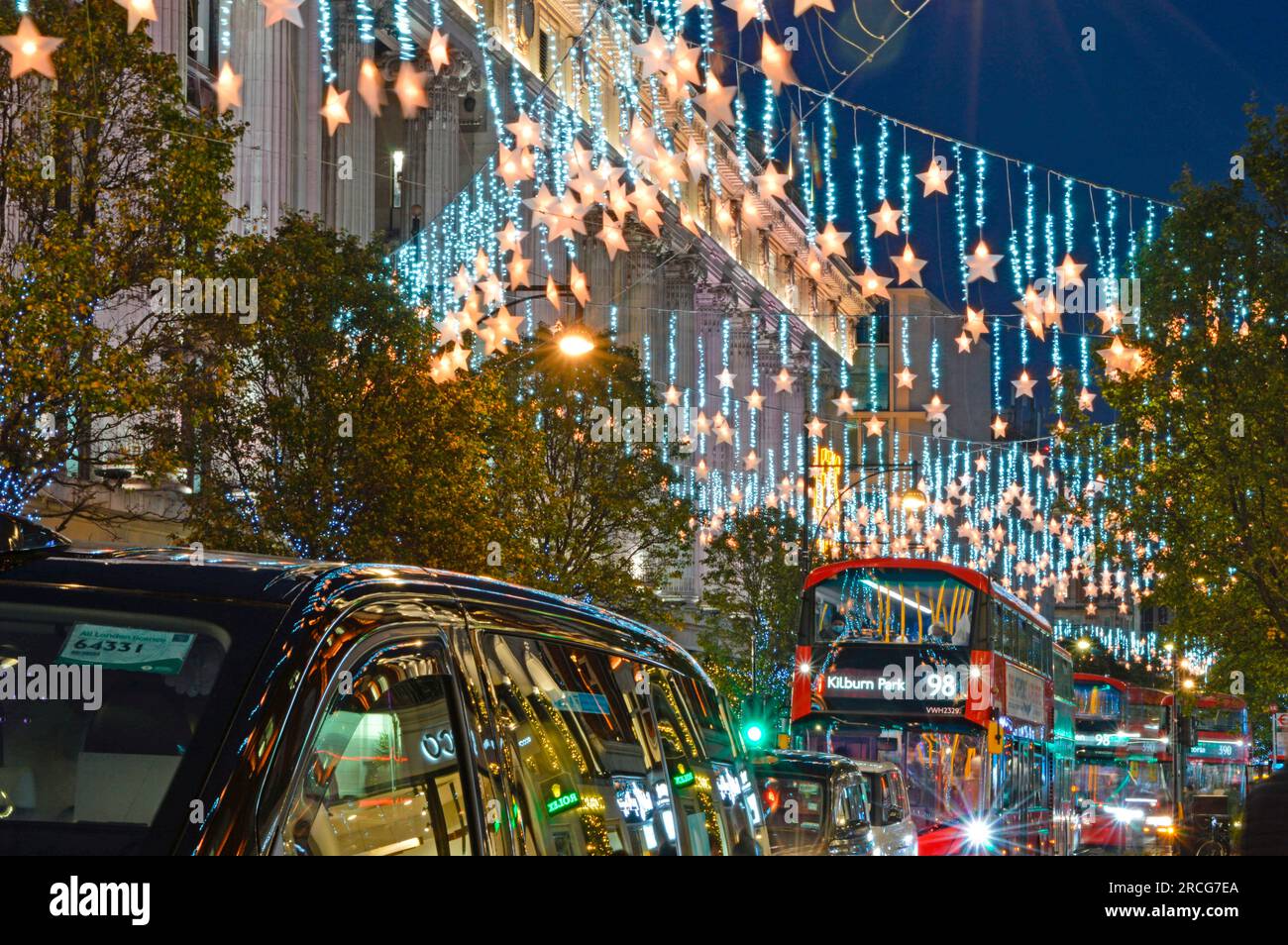 Weihnachtsdekorationen auf der Oxford Street, London, England, Großbritannien Stockfoto