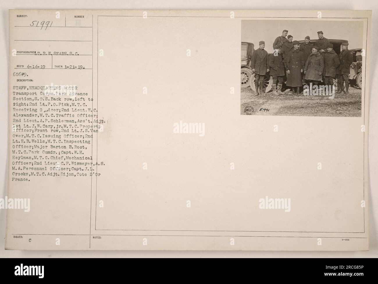 Mitarbeiter der Hauptgeschäftsstelle Motor Transport Corps Park Advance Section, S.O.S., in Dijon, Cote D'Or, Frankreich. Hintere Reihe, von links nach rechts: 2. LT. P.O. Pisk, M.T.C. Empfangsoffizier, 2. LT. W.C. Alexander, M.T.C. Verkehrsoffizier, 2. LT. A.P. Schlerman, stellvertretender Adjutant; 1. Leutnant J.W. Cary, Jr., M.T.C. Immobilienoffizier. Erste Reihe: 2. LT. J.S. Van vorbei, M.T.C. Ausstellender Offizier; 2. Leutnant E.B. Wells, M.T.C. Inspektionsoffizier, Major Barton E. Root, M.T.C. Parkkommandant, Kapitän W.H. Heylman, M.T.C. Chief Mechanical Officer, 2. LT. C.P. Wismeyer, A.S. M.A. Personaloffizier, Captain J. Crooks Stockfoto