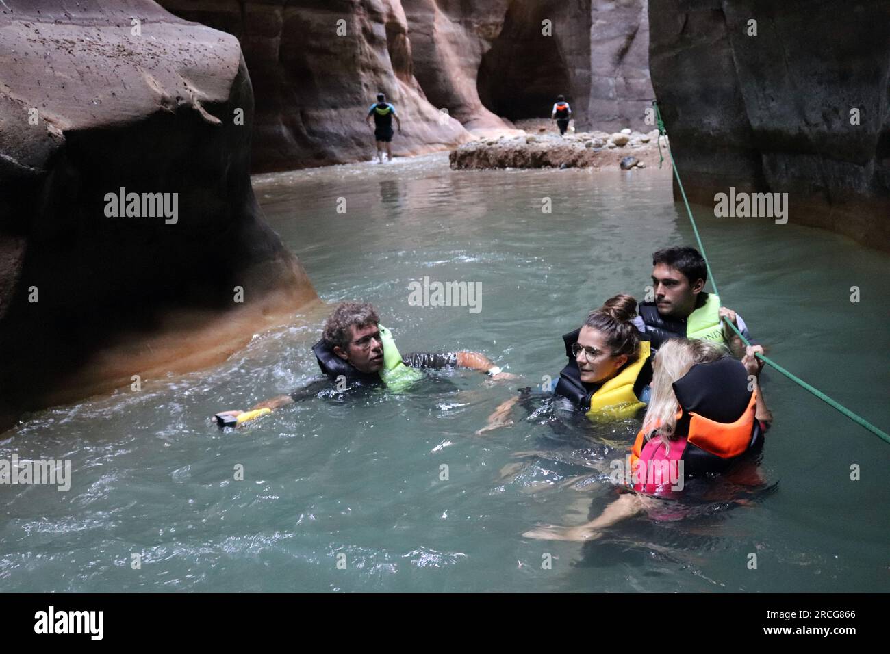 Menschen schwimmen in einem Fluss - Wasserwandern in (Wadi Mujib) neben dem Toten Meer, Jordanien Stockfoto