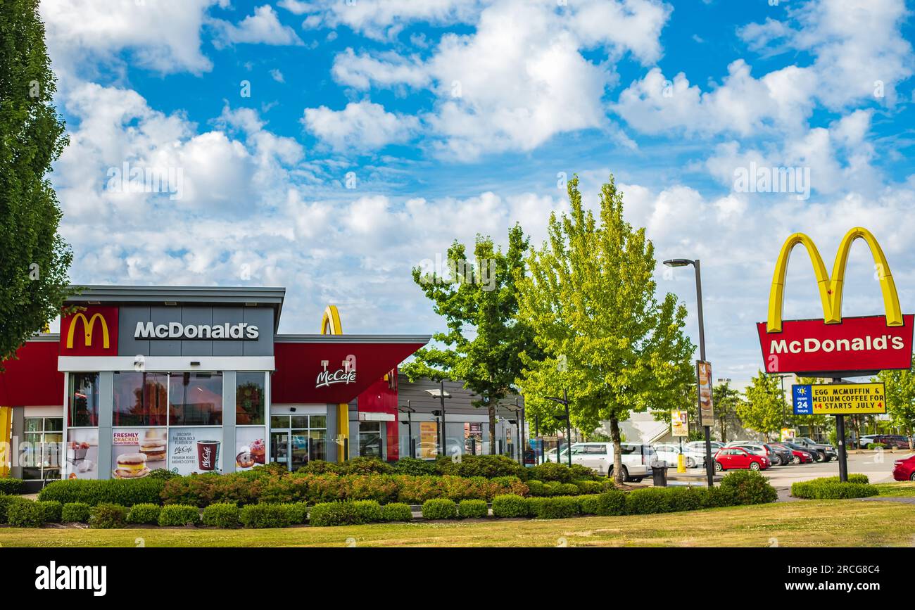 McDonald's Restaurant in Surrey, Kanada. McDonald Stores Drive-Thru, 24 Stunden geöffnet. Gebäude eines McDonald's Cafes ein klassischer, langjähriger Fast-Food-Chai Stockfoto