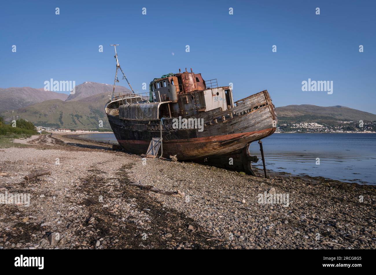 Verlassener Fischtrawler am Ufer von Loch Linnhe. Stockfoto