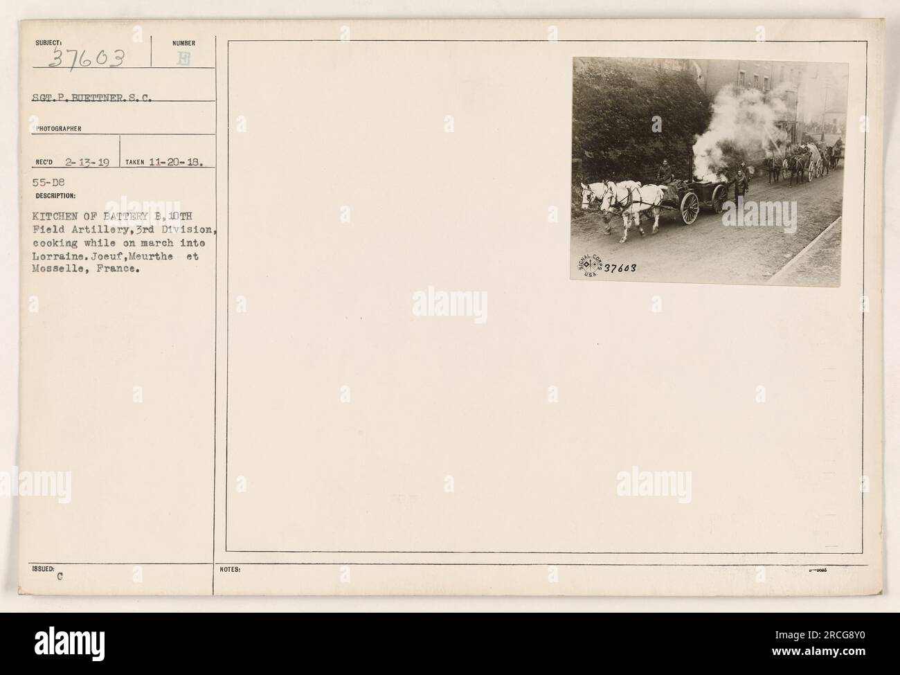 Das Bild zeigt die Küche der Battery B, 10. Field Artillery, 3. Division während ihres marsches nach Lothringen, Frankreich. Man kann die Soldaten beim Kochen sehen. Das Foto wurde am 20. November 1918 von Sergeant P. Burttner aufgenommen. (Bildunterschrift wird basierend auf den angegebenen Informationen vorgeschlagen. Der Fokus liegt auf Fakten.) Stockfoto