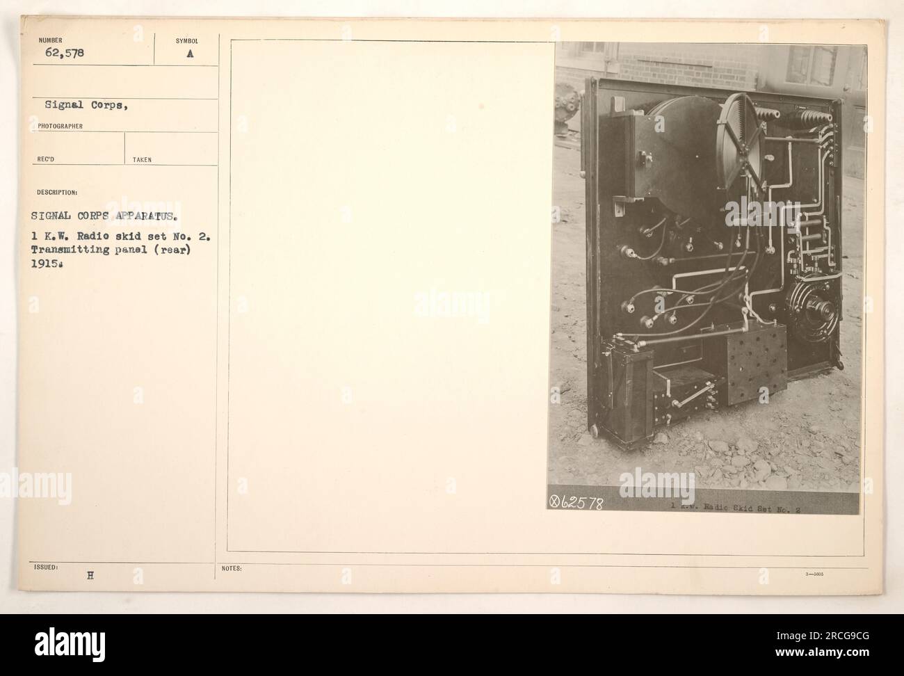 Signalkorps-Apparat mit 1-KW-Radio-Skid-Set, Nr. 2. Die Rückansicht zeigt das Sendetableau. Dieses Foto wurde 1915 aufgenommen und hat die Identifikationsnummer 62.578. Es ist Teil der Signalkorps-Sammlung und wurde vom Fotografen Reed aufgenommen. Stockfoto