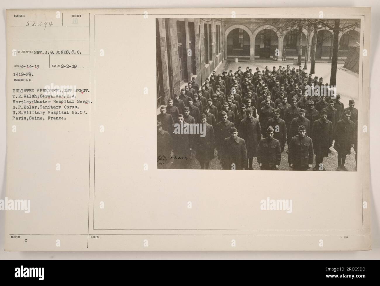 Eingezogenes Personal, 1. Sergeant T.F. Walsh, Sergeant Major C.A. Hartley und Master Hospital Sergeant G.F. Kolar vom Sanitär-Corps der USA Militärkrankenhaus Nr. 57 in Paris, seine, Frankreich. Foto aufgenommen am 2. Februar 1919, von Sergeant J.G. Jones. Stockfoto