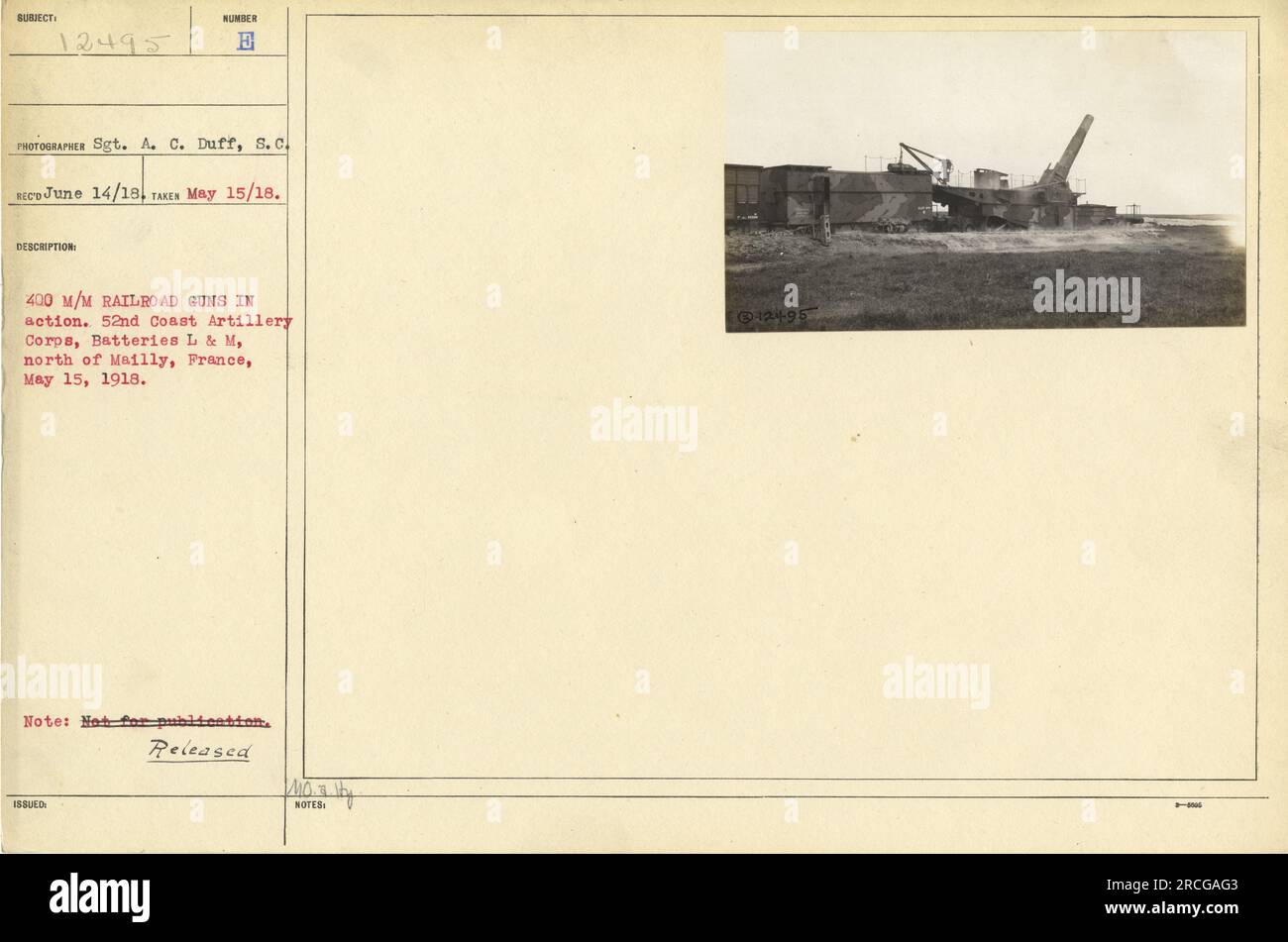 Bild von zwei E 400 M/M-Eisenbahngewehren in Aktion. Dieses Foto wurde von Sergeant A.C. gemacht Duff am 14. Juni 1918. Die Waffen gehören dem 52. Coast Artillery Corps, insbesondere Batteries L & M, und befinden sich nördlich von Mailly, Frankreich. Das Foto wurde ursprünglich unter dem Hinweis „nicht zur Veröffentlichung“ veröffentlicht. Stockfoto