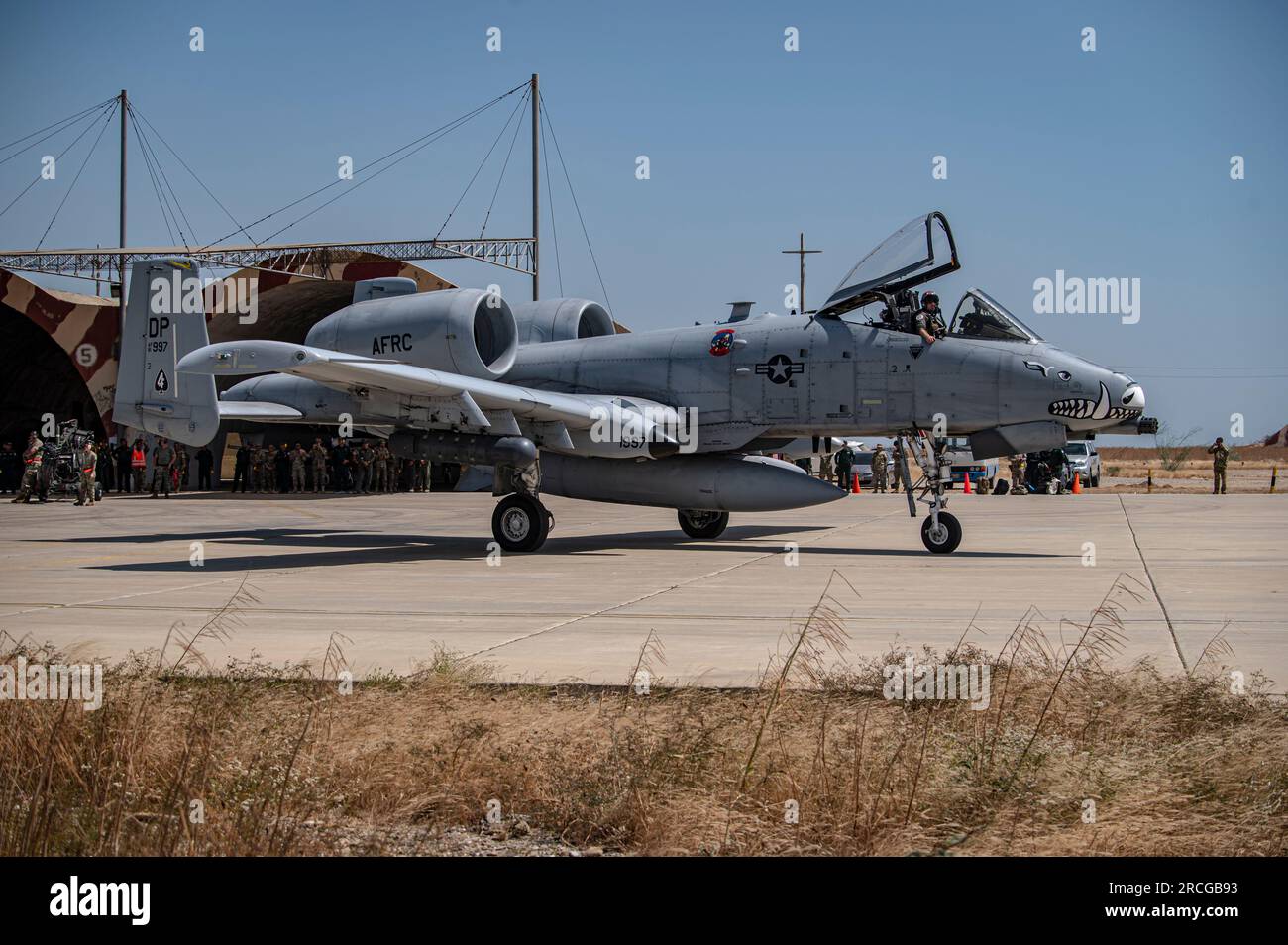 A U.S Air Force Reserve A-10 Thunderbolt II von der 75. Kampfstaffel, Moody Air Force Base, fährt in Position auf dem El Pato Air Base, während der Übung Resolute Sentinel, 12. Juli 2023, Talara, Peru. Resolute Sentinel verbessert die Einsatzbereitschaft von Militär- und Behördenmitarbeitern in den USA und den Partnerländern durch gemeinsame Schulungen zur Interoperabilität im Verteidigungsbereich, technische Projekte und Wissensaustausch. (USA Air Force Foto von Master Sgt. Chris Hibben) Stockfoto