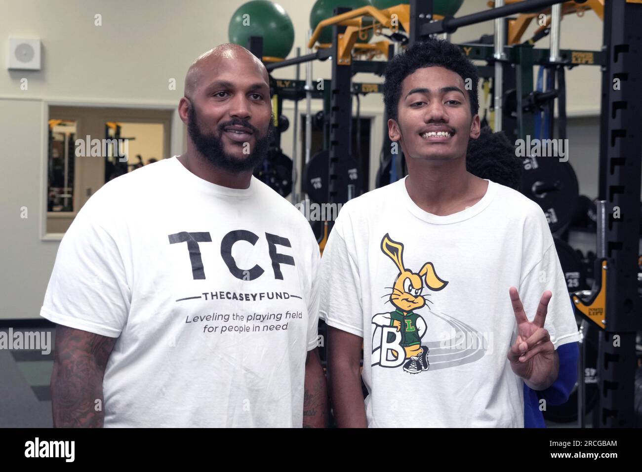 Jurrell Casey posiert während der Enthüllung des Kraftraums an der Long Beach Poly High School am Freitag, 14. Juli 2023 in Long Beach, Kalifornien Die Renovierung war Stockfoto