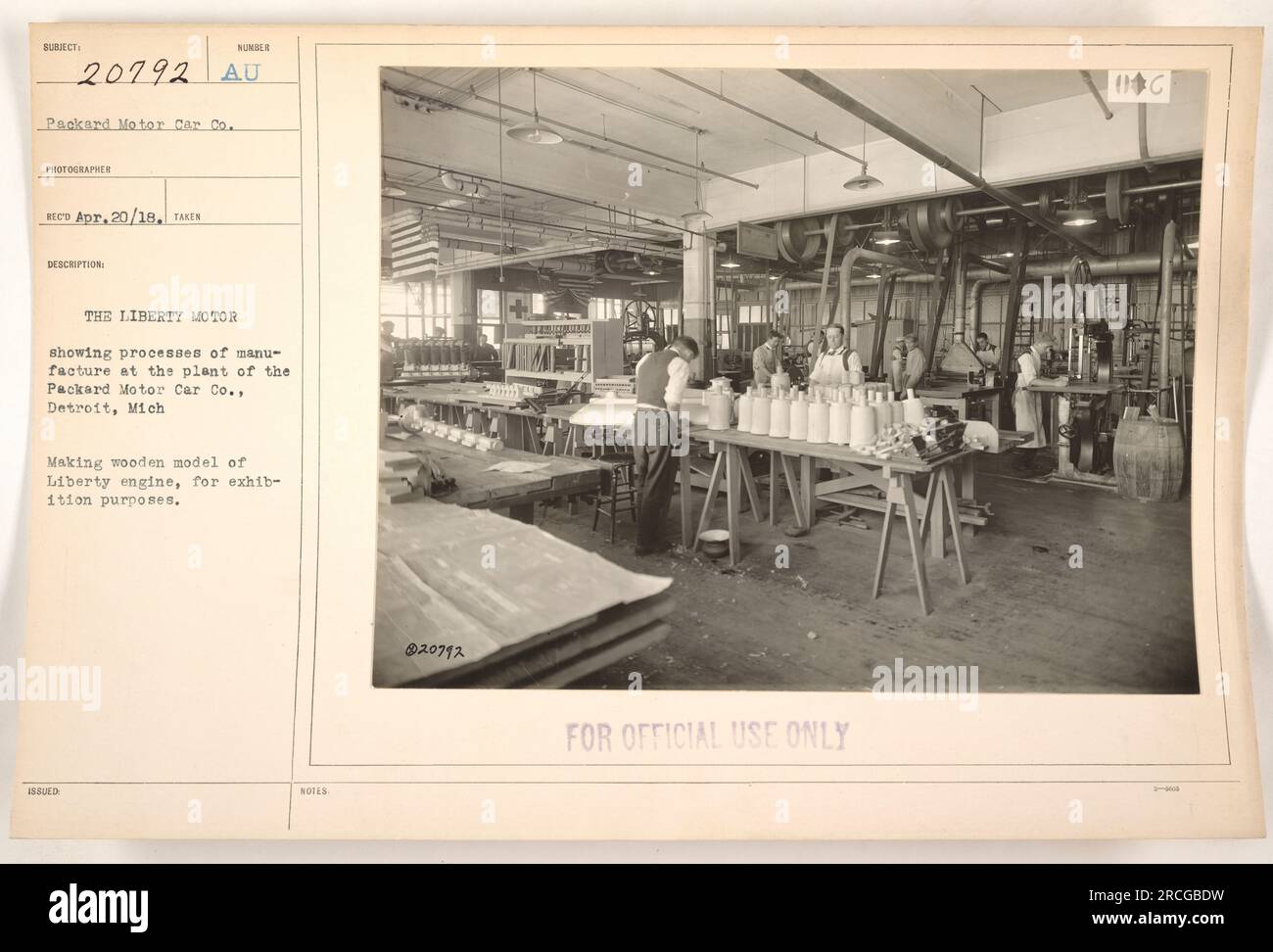 Das Bild zeigt Arbeiter der Packard Motor Car Co. In Detroit, Michigan, die ein Holzmodell der Liberty Engine zu Ausstellungszwecken herstellen. Dieses Bild wurde am 20. April 1918 aufgenommen und ist Teil der Fotografien der amerikanischen Militäraktivitäten während des Ersten Weltkriegs. Stockfoto