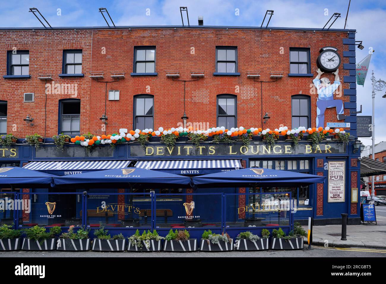 Farbenfrohes Dublin Pub im Viertel Portobello, mit überdachtem Sitzbereich im Freien Stockfoto